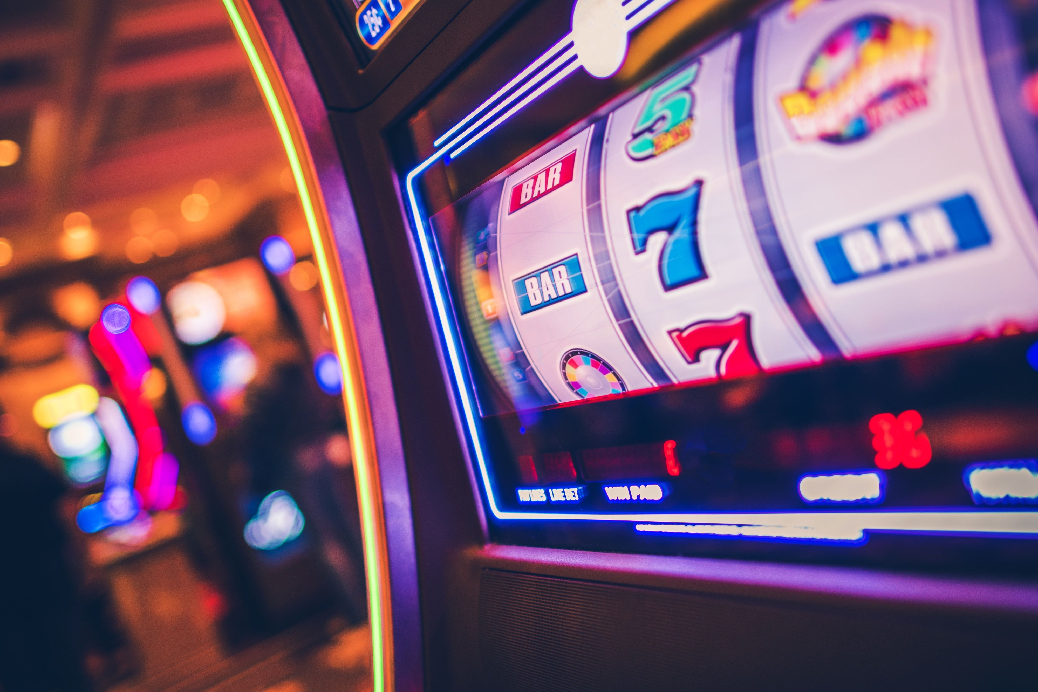 medit899 app showing live-dealer blackjack and roulette tables